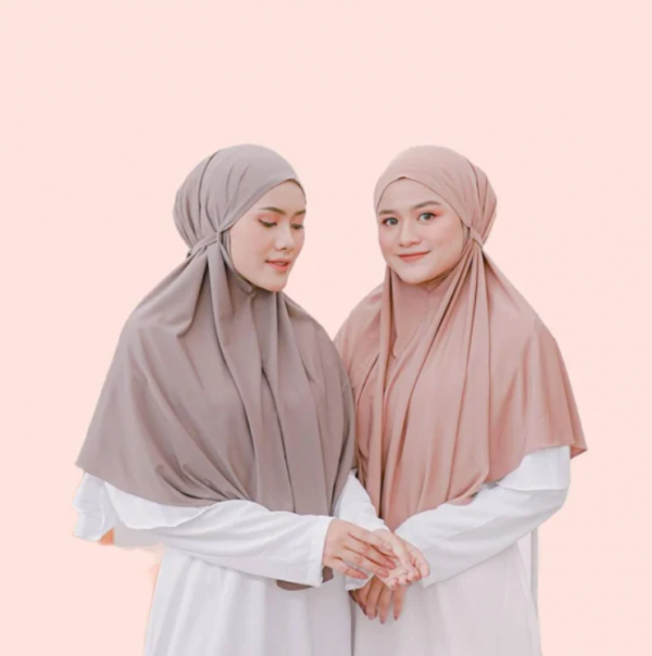Hijab dengan Layer dan Pita Panjang